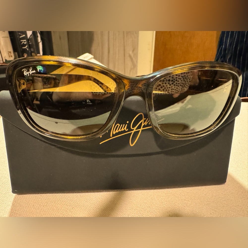 Ray-Ban polarized sunglasses
Polished light Havana frame
Brown lenses